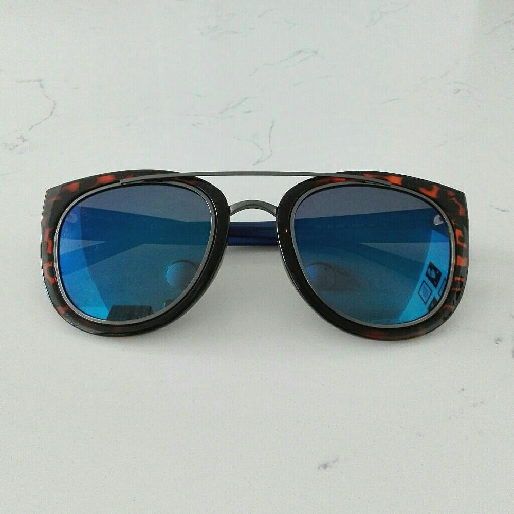 ❤New Guess sunglasses in blue